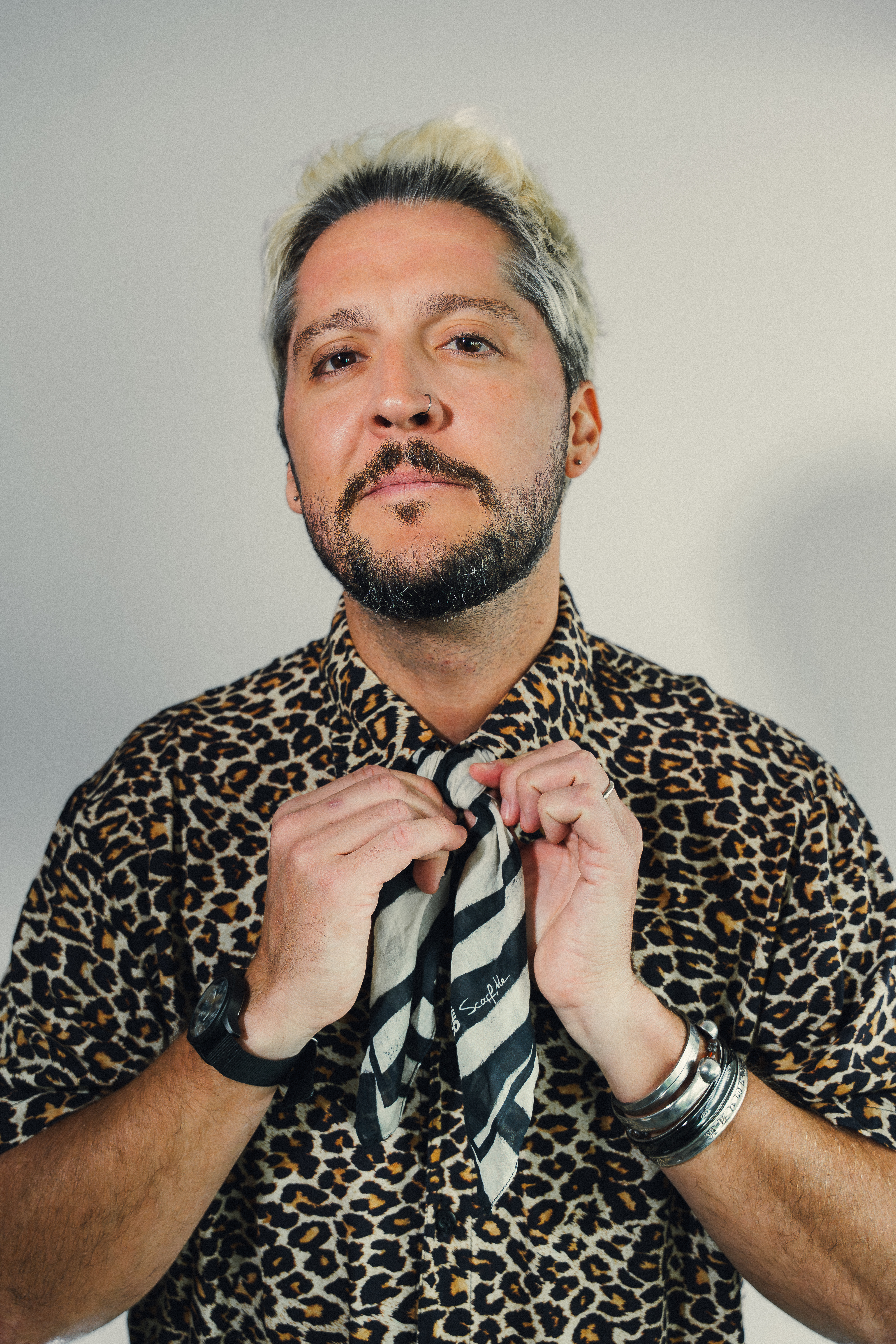 Andr&eacute; Vasco vestindo len&ccedil;o estampado no pesco&ccedil;o