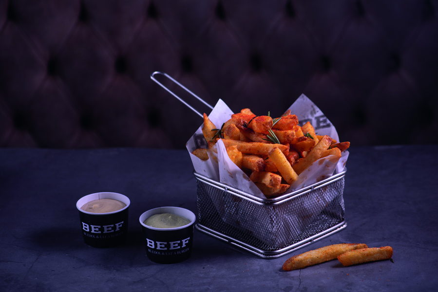 Beef Burger & Beer Caixa com batatas e potinhos de molho ao lado