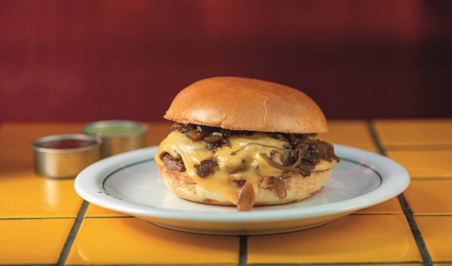 Coringa do Beco: sanduíche bob, com toque de bourbon na cebola caramelada