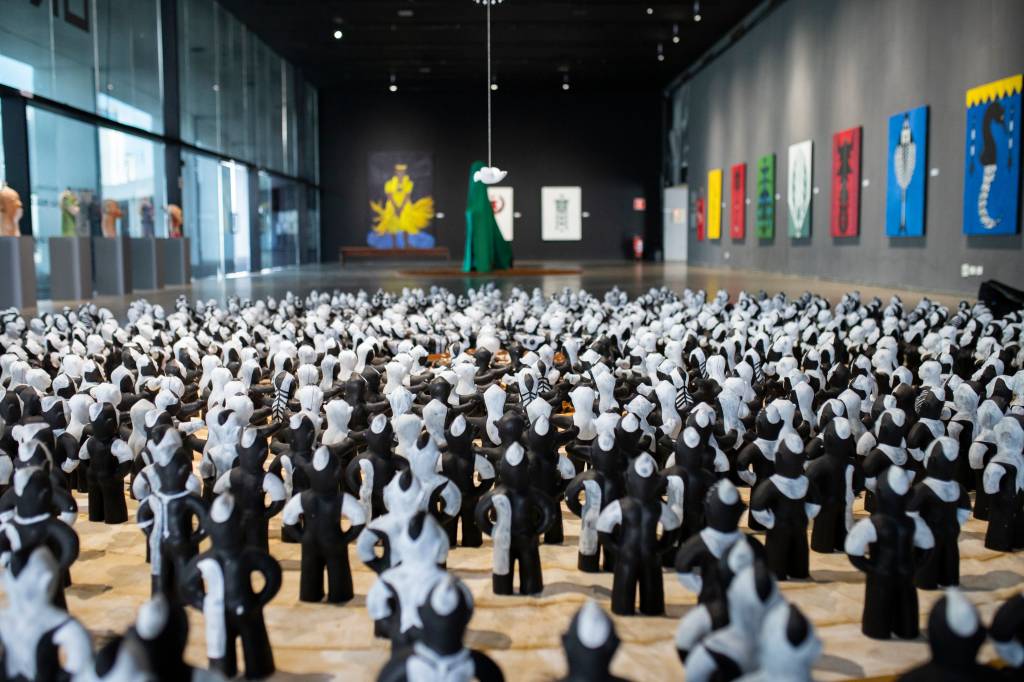 Artista interpreta divindades africanas em exposição ‘Orixás’