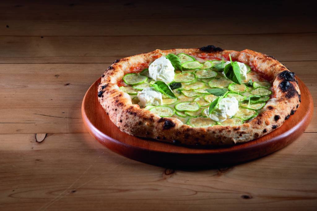 : Carlos Disco de pizza em cima de prato e mesa de madeira