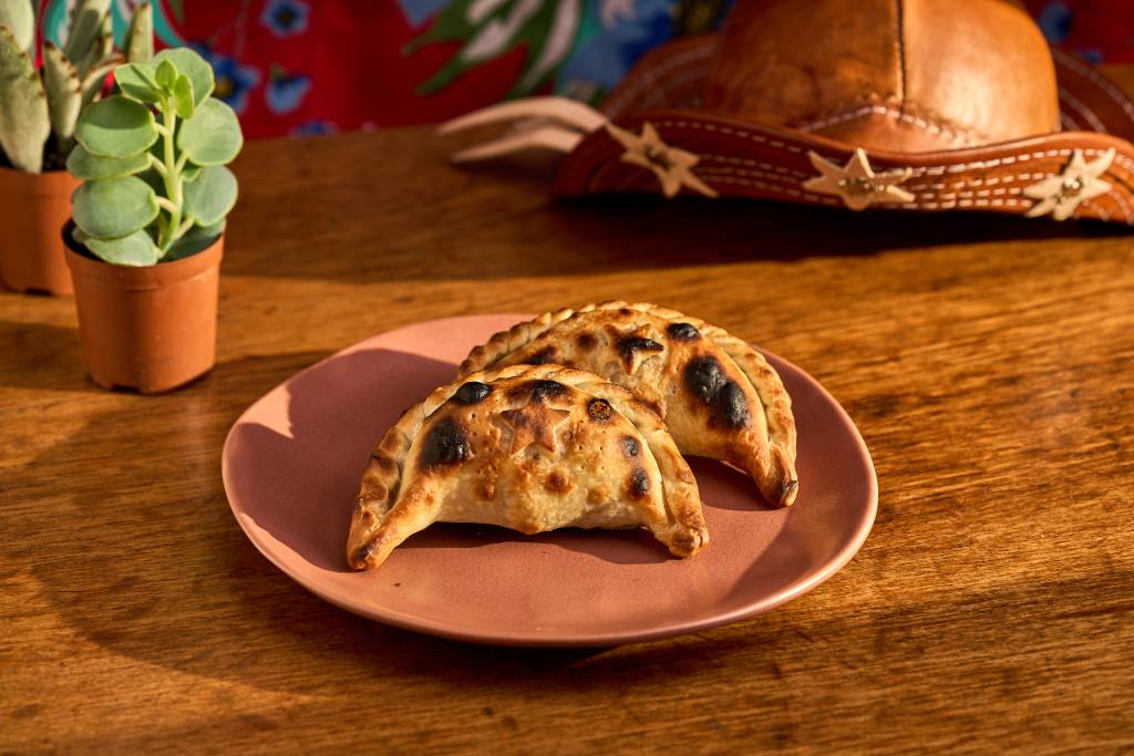 Rodrigo Oliveira, do Mocotó, lança empanada com La Guapa, de Paola Carosella