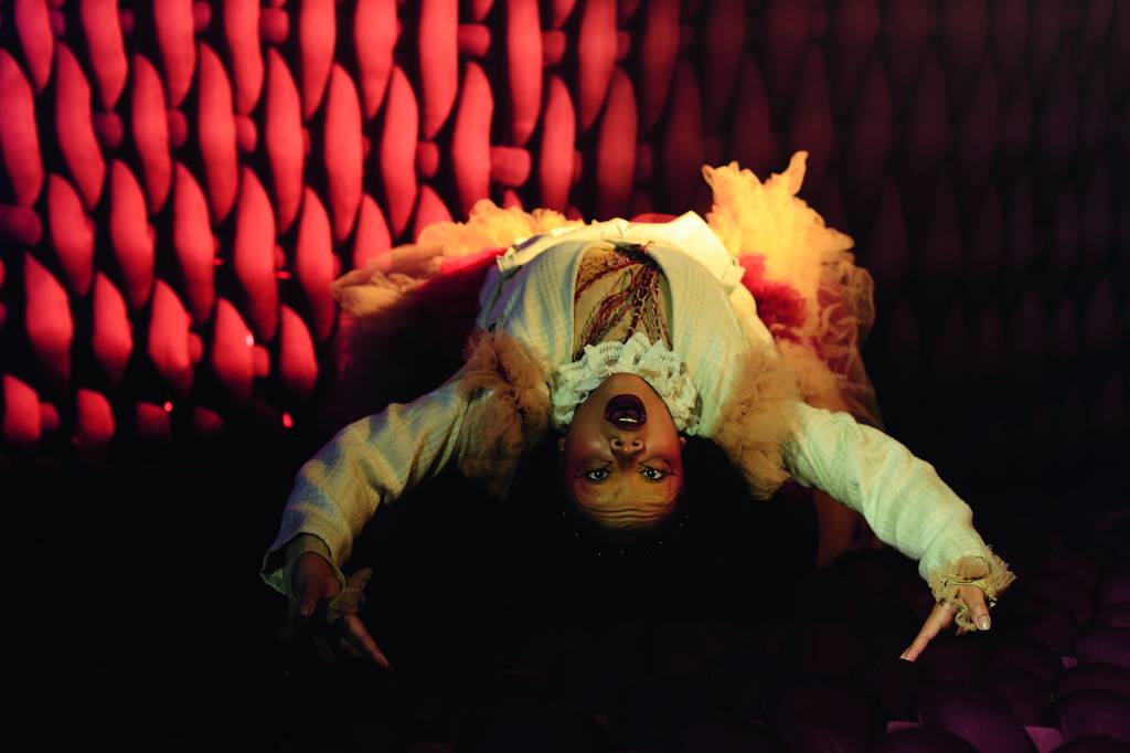 Solo conta história de trabalhadora doméstica que lutou por direitos trabalhistas no Brasil