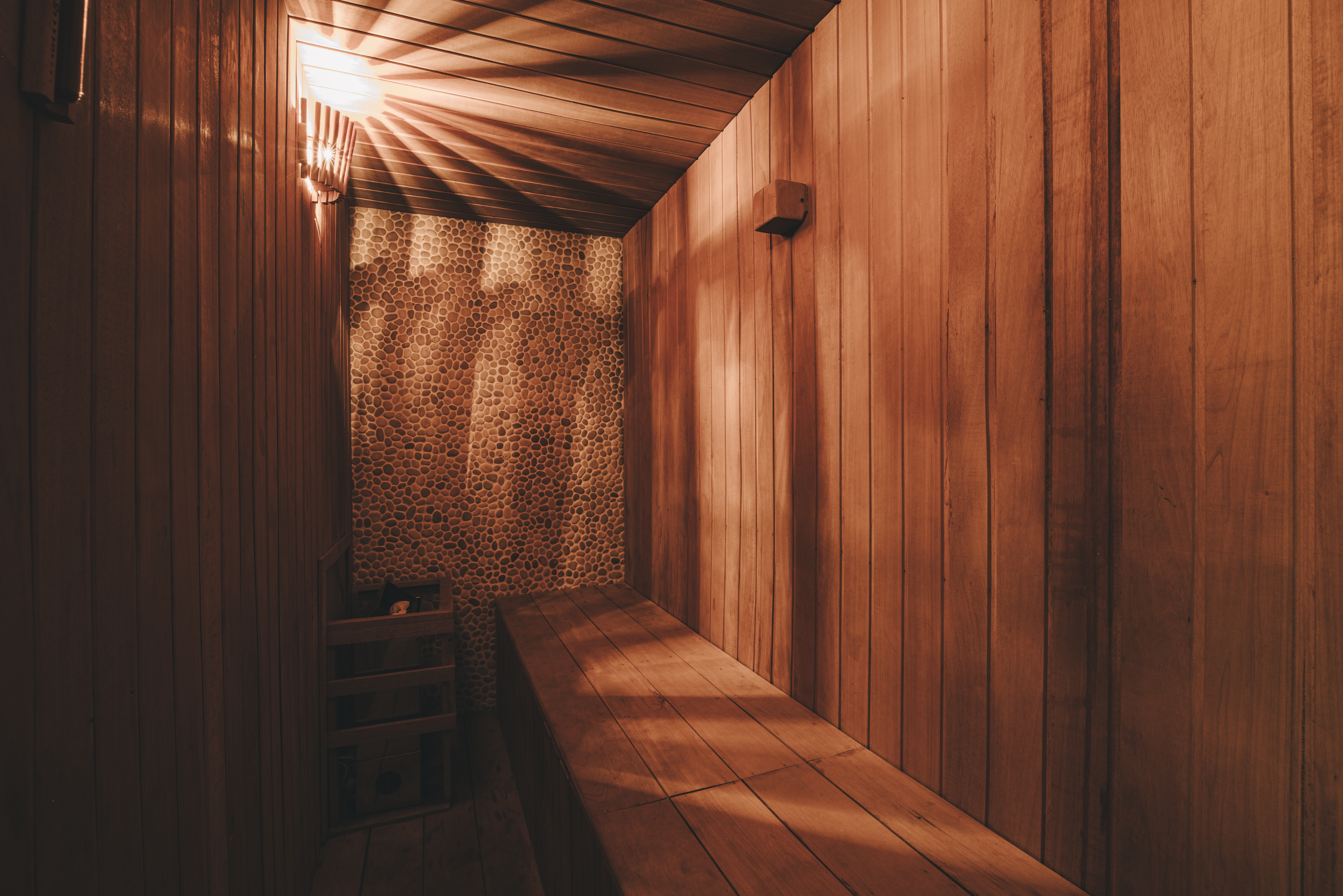 Foto de ambiente de sauna e corredor em tom terroso