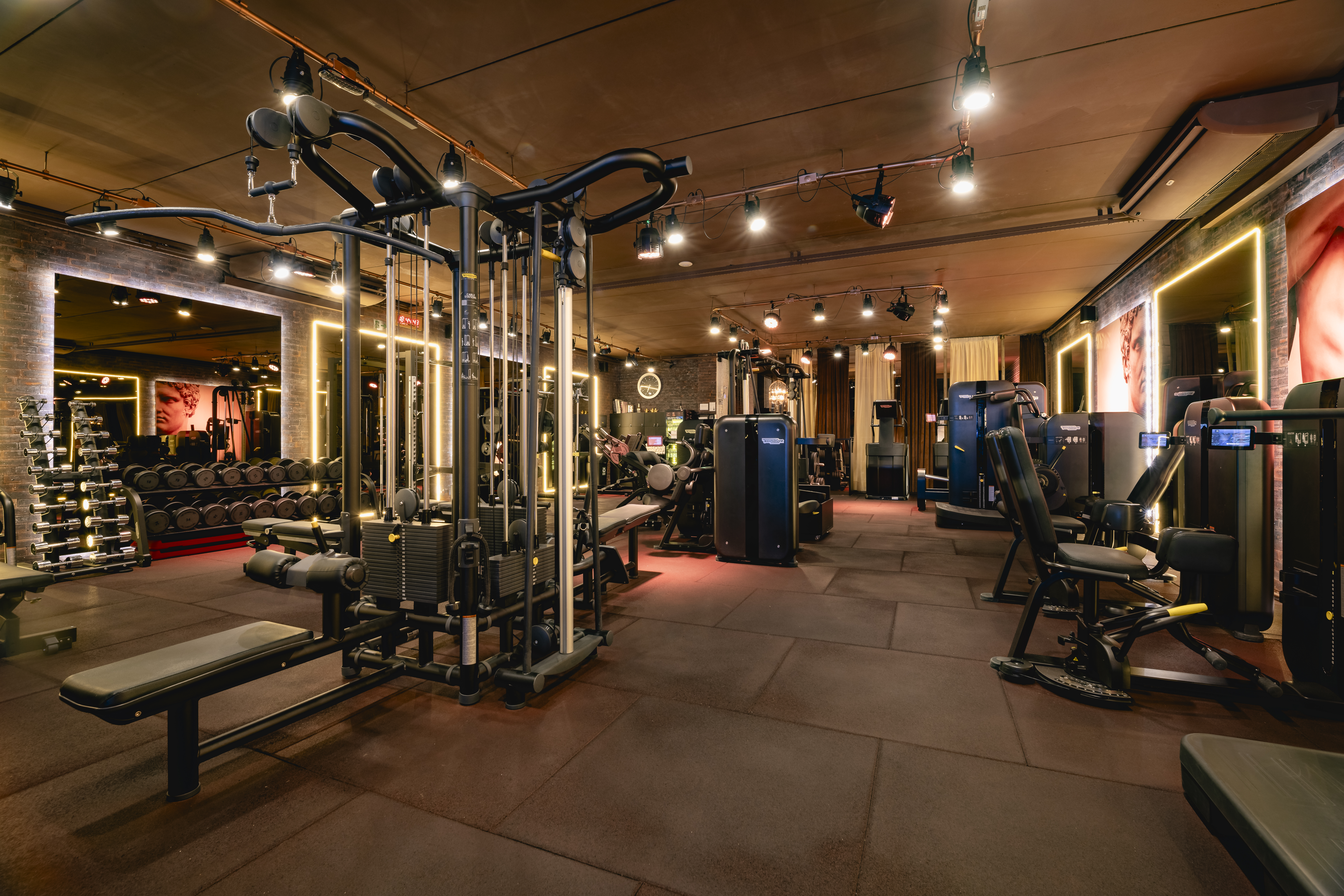 Sala de muscula&ccedil;&atilde;o na Les Cinq Gym