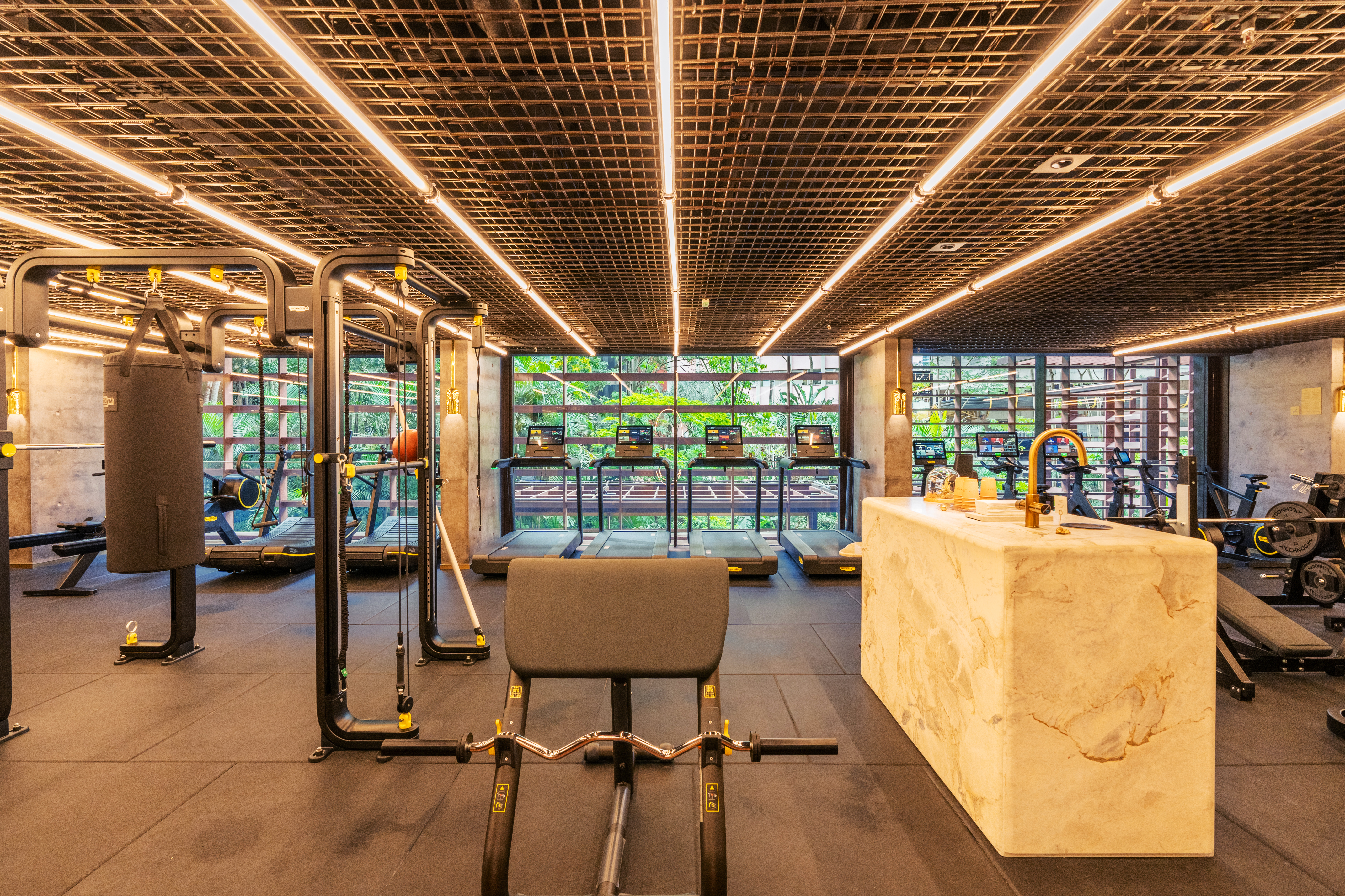 Sala de muscula&ccedil;&atilde;o com luz branca no alto