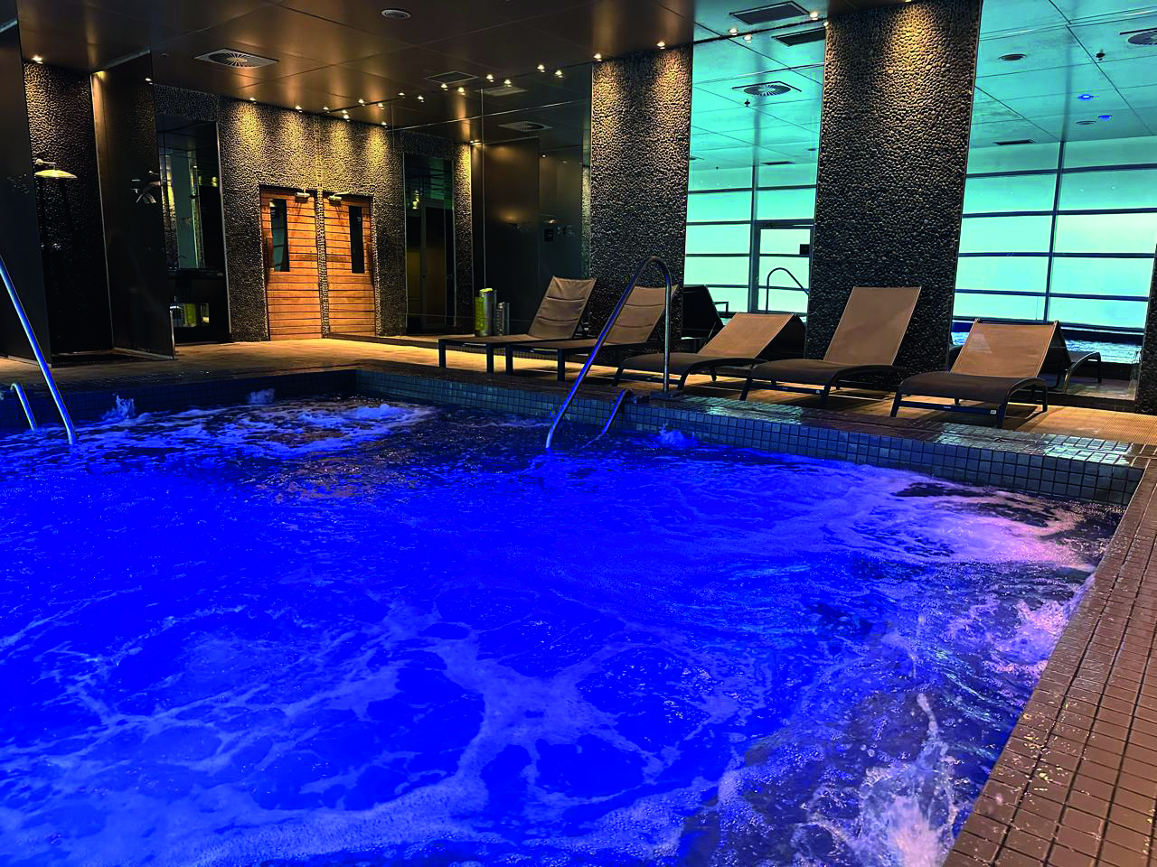 Foto de jacuzzi azul