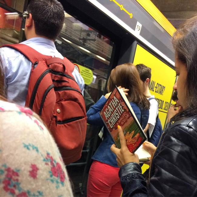 #ViVocêLendo ‘A Mansão Hollow’, de Agatha Christie. (1) vi-voce-lendo-leitores-transporte-publico