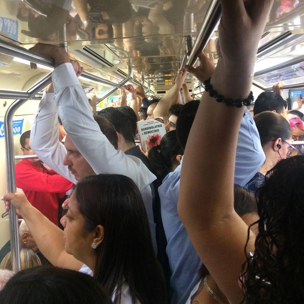 Leitores do transporte público são flagrados pelo perfil “Vi Você Lendo” e viram inspiração literária