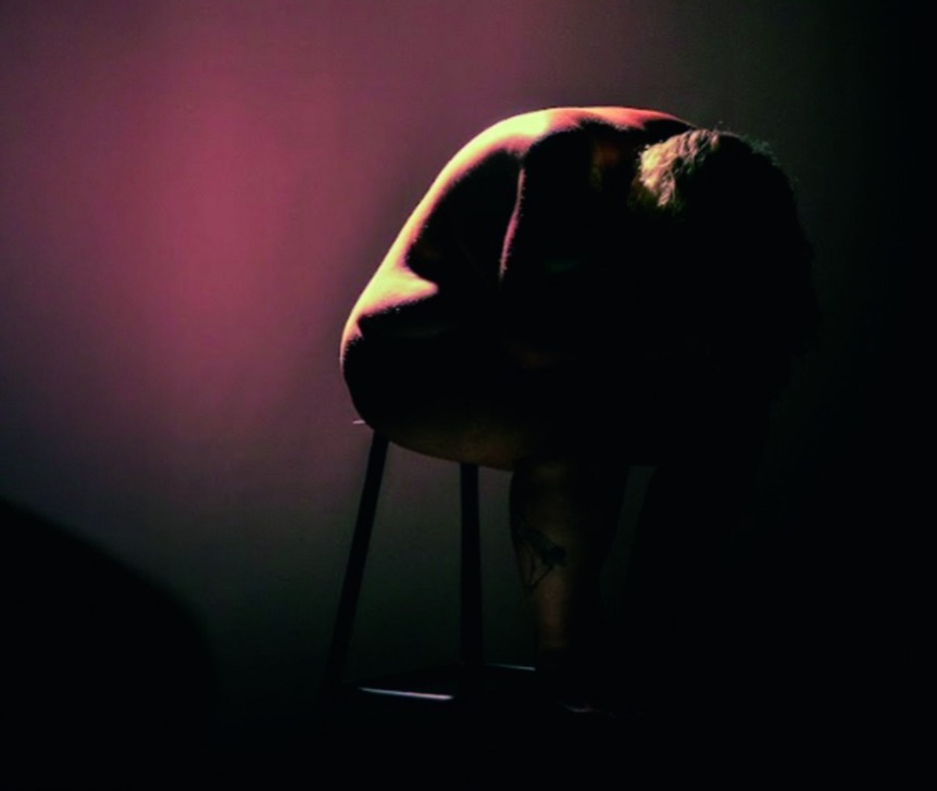 Em solo, Letícia Rodrigues interpreta mulher na busca pelo emagrecimento