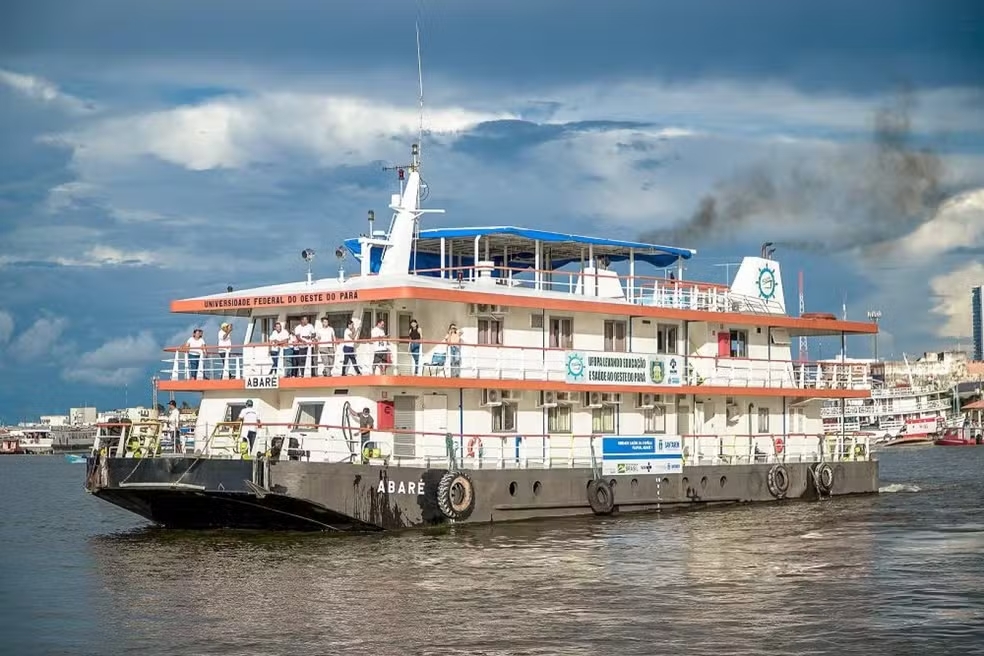 Professores e alunos da USP realizam expedição para o Pará em barco-hospital