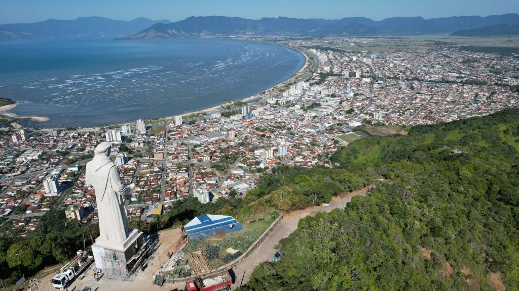 Homem morre após salto de asa-delta de morro litoral de SP