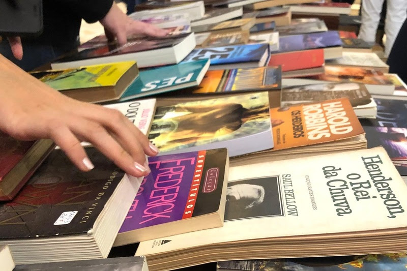 Programa ‘Pegue, Leve, Leia’ promove feira de doações e trocas de livros