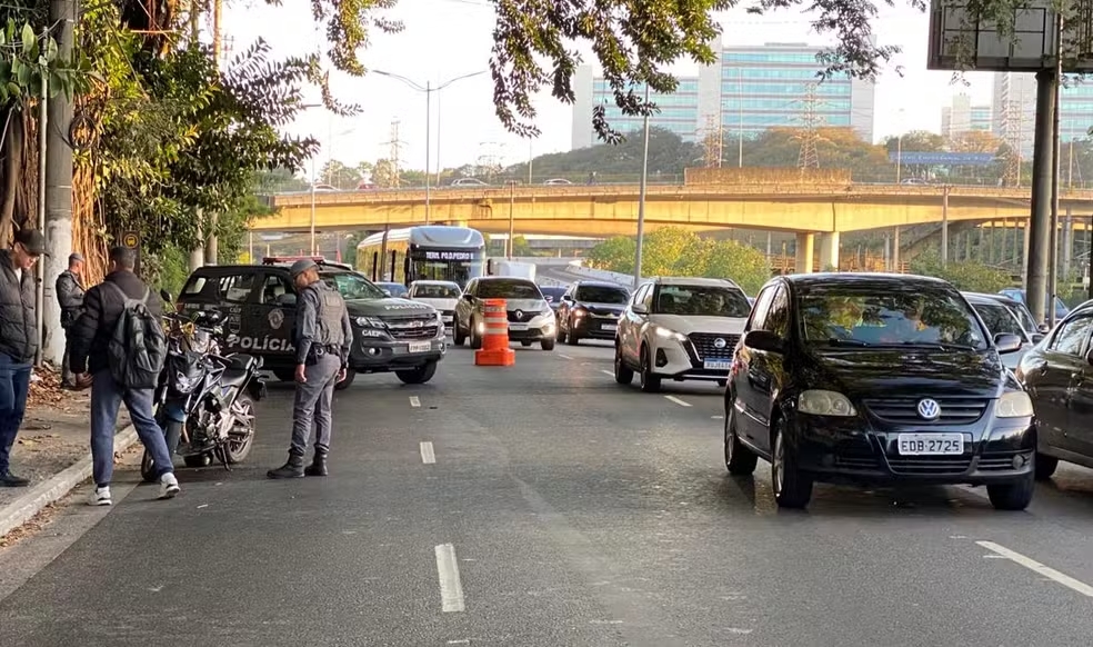PM reage e dispara contra assaltantes na avenida Nações Unidas