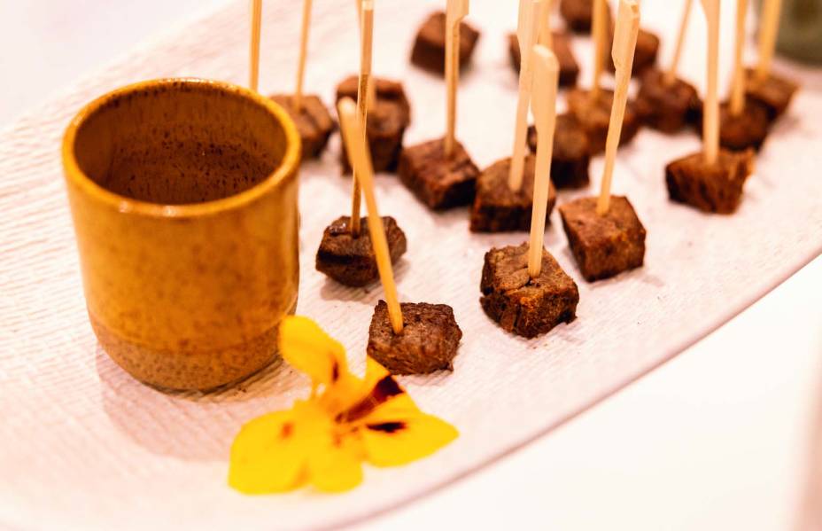 Mignon selado com molho de gorgonzola Mignon selado com molho de gorgonzola