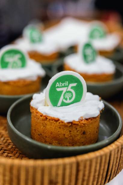 Bolo comemorativo 75 anos Bolo comemorativo 75 anos