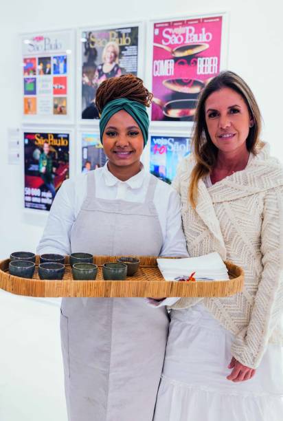 A chef Morena Leite (à dir.), responsável pelo coquetel A chef Morena Leite (à dir.), responsável pelo coquetel