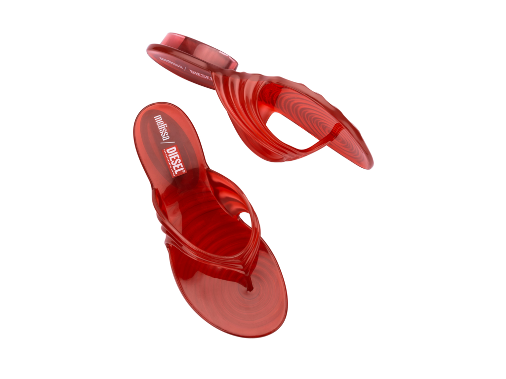 Quantum Thong: modelo de collab Melissa x Diesel, sandália transparente vermelha
