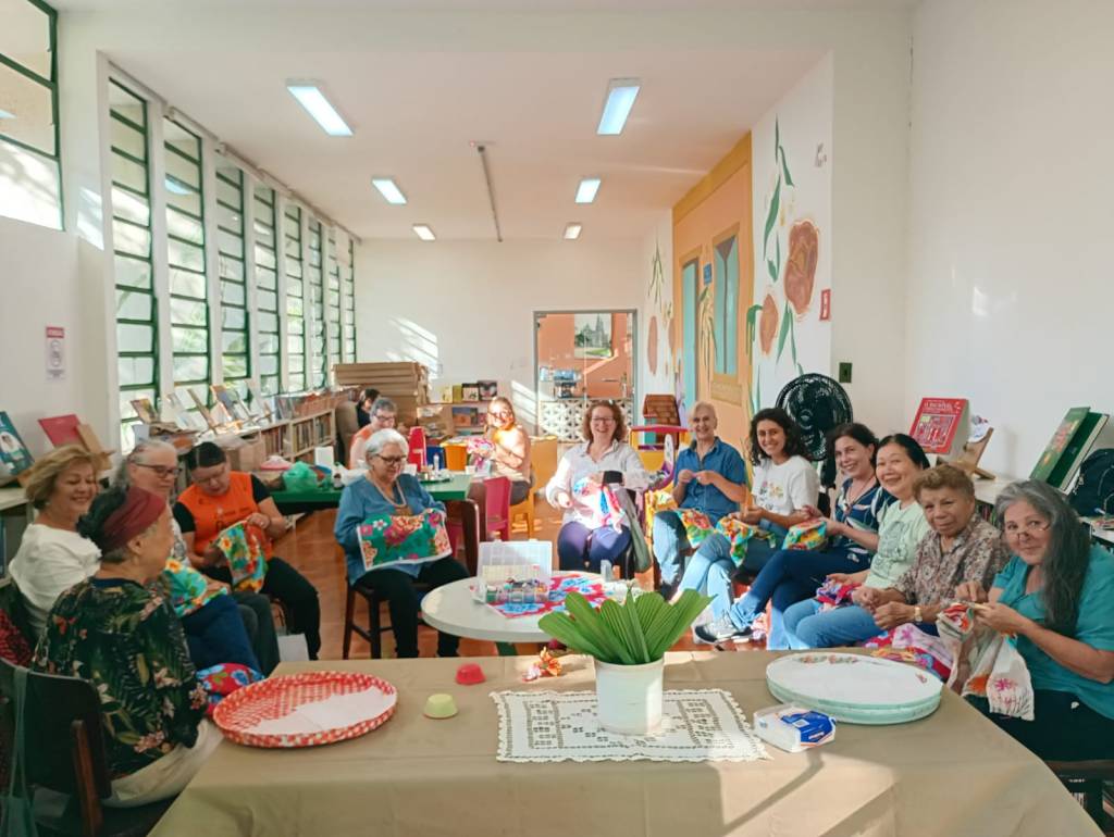 Grupos de bordado viram espaço de socialização para público 60+ e trazem benefícios para a saúde