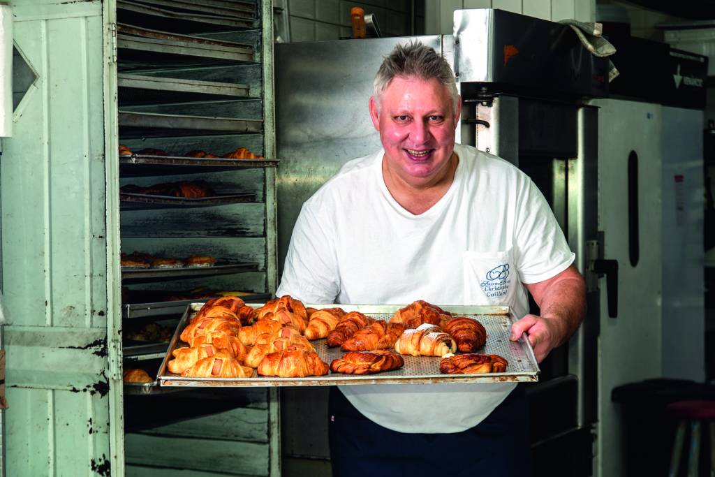 Brioche Brasil -Christophe Guillard Homem sorrindo e segurando forma com croissants