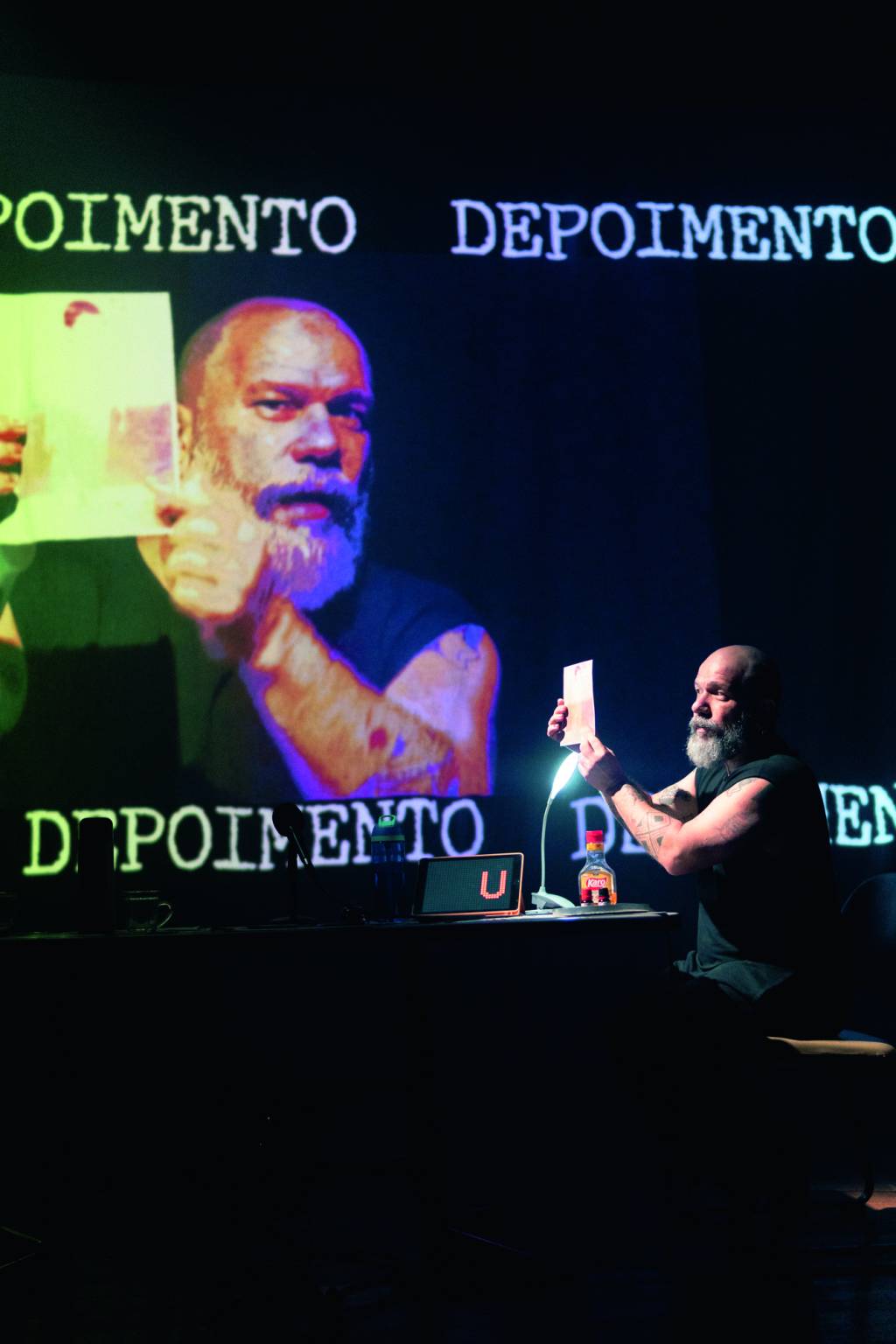 Peça-palestra denuncia homofobia institucional nas prisões Chechênia