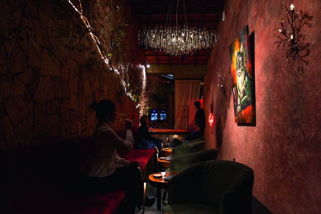 Il Segreto Gastro Vino é bar escondido e disposto em pequeno corredor