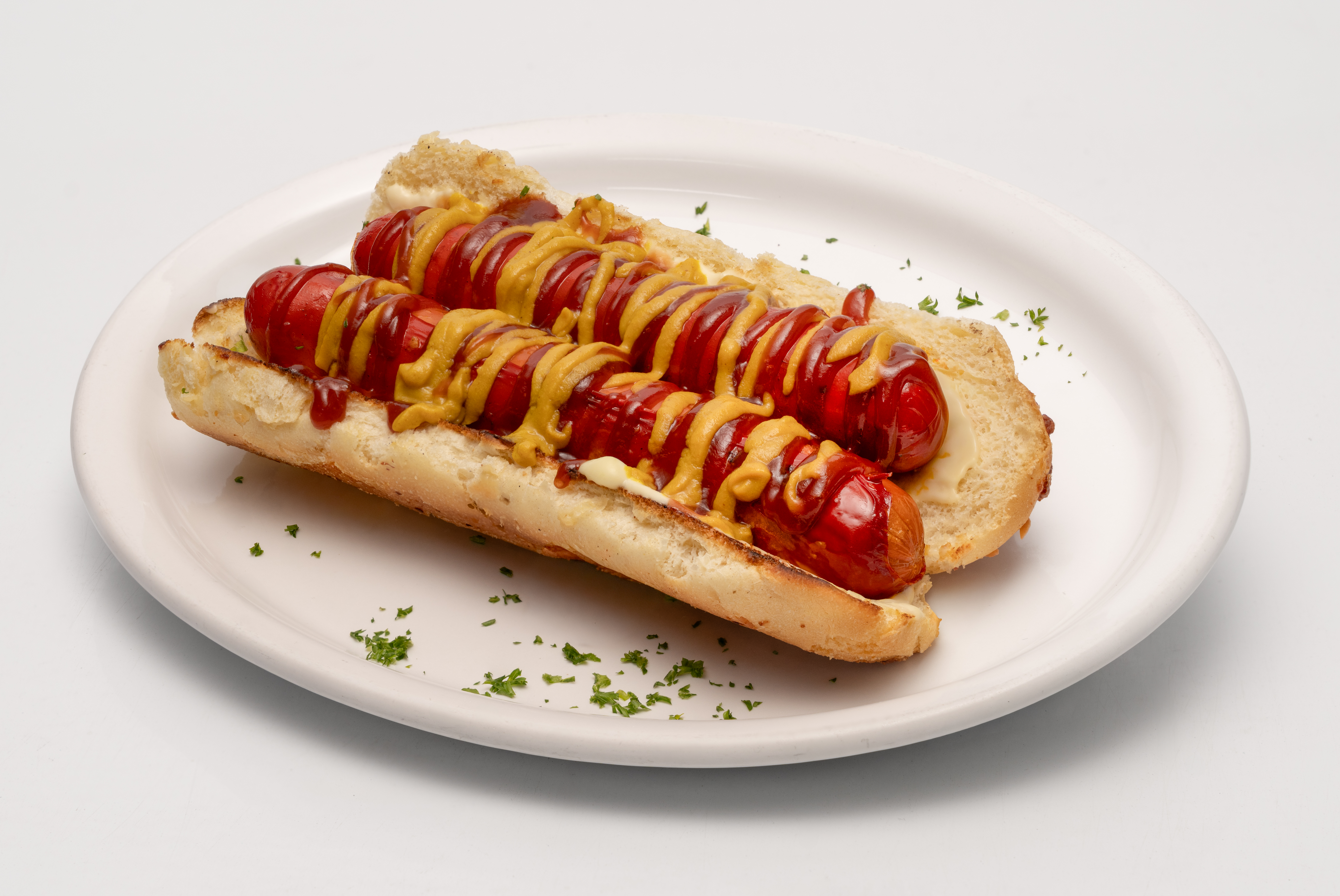 Hot dog em prato com p&atilde;o aberto e mostarda