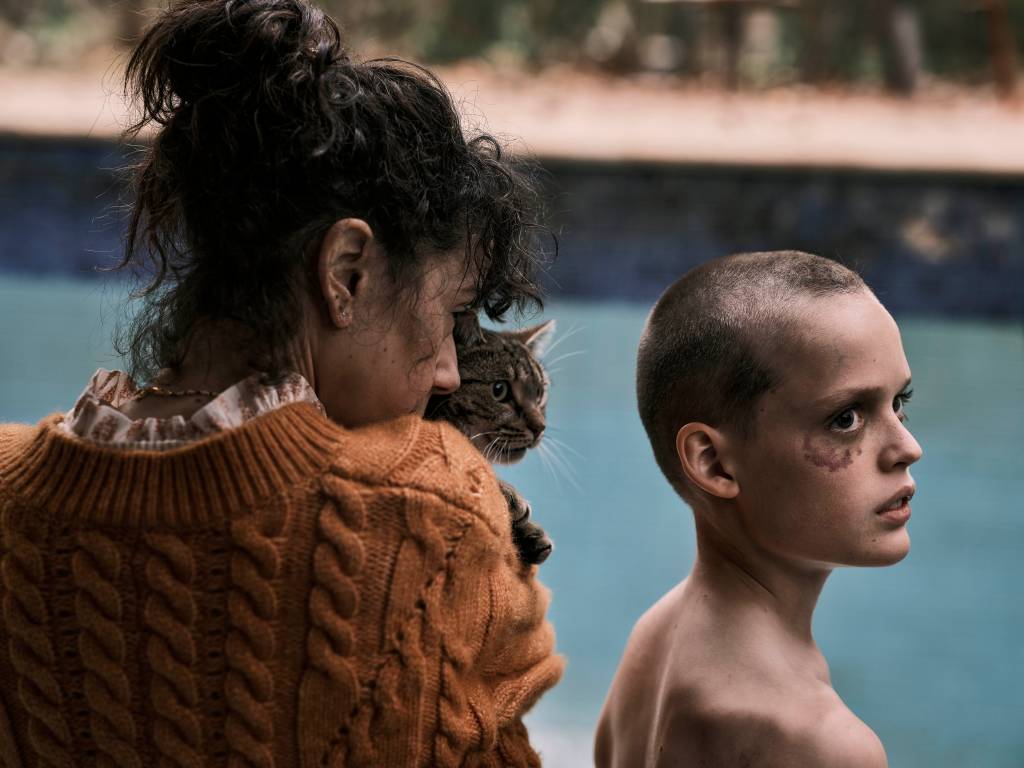 ‘Faça Ela Voltar’ tem horror corporal insano, mas deixa pontas soltas