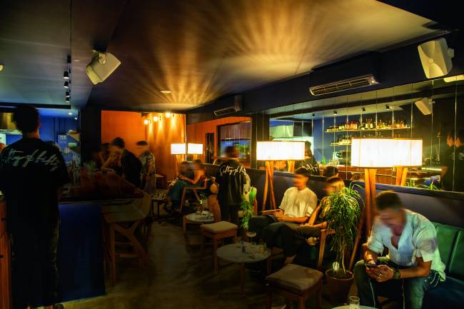 O bar Fifty Fifty: atrações especiais junto de Trinca, Cascasse il Mondo e SubAstor O bar Fifty Fifty: atrações especiais junto de Trinca, Cascasse il Mondo e SubAstor.