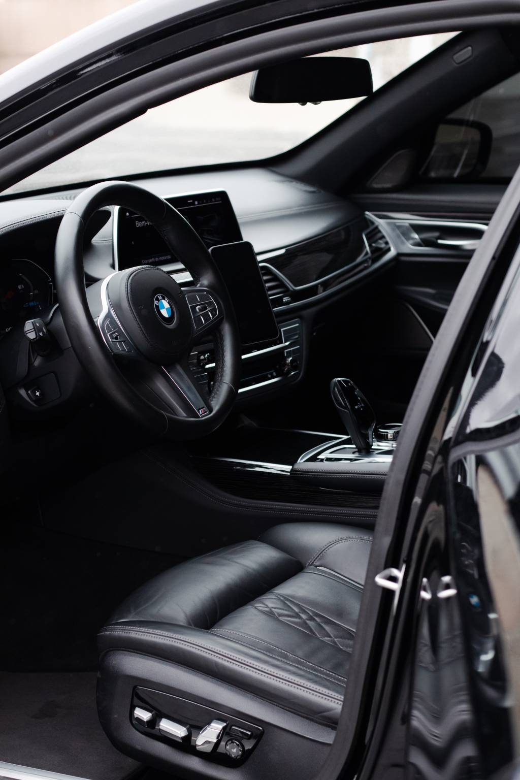 Andamos de BMW blindada pelo app Rhino em São Paulo