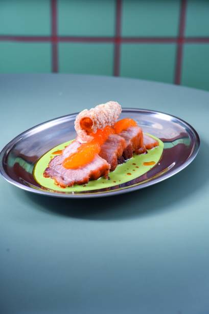 Lena: torresmo ao molho de ervas, iogurte, pimenta e limão-capeta Lena: torresmo ao molho de ervas, iogurte, pimenta e limão-capeta