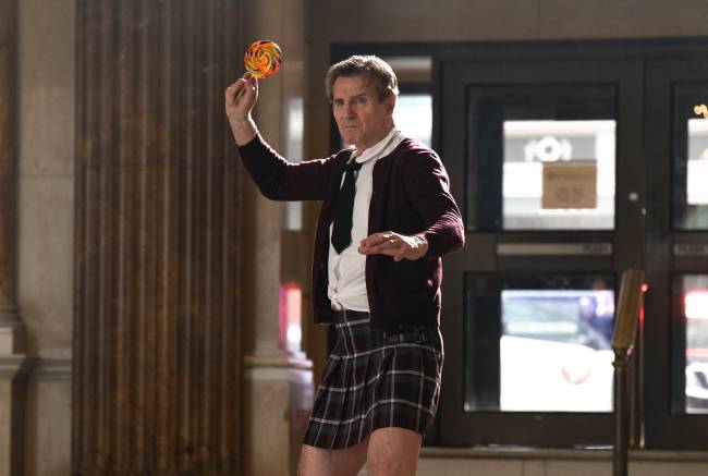 Liam Neeson no papel de Frank Drebin Jr. em 'Corra que a Polícia Vem Aí!'