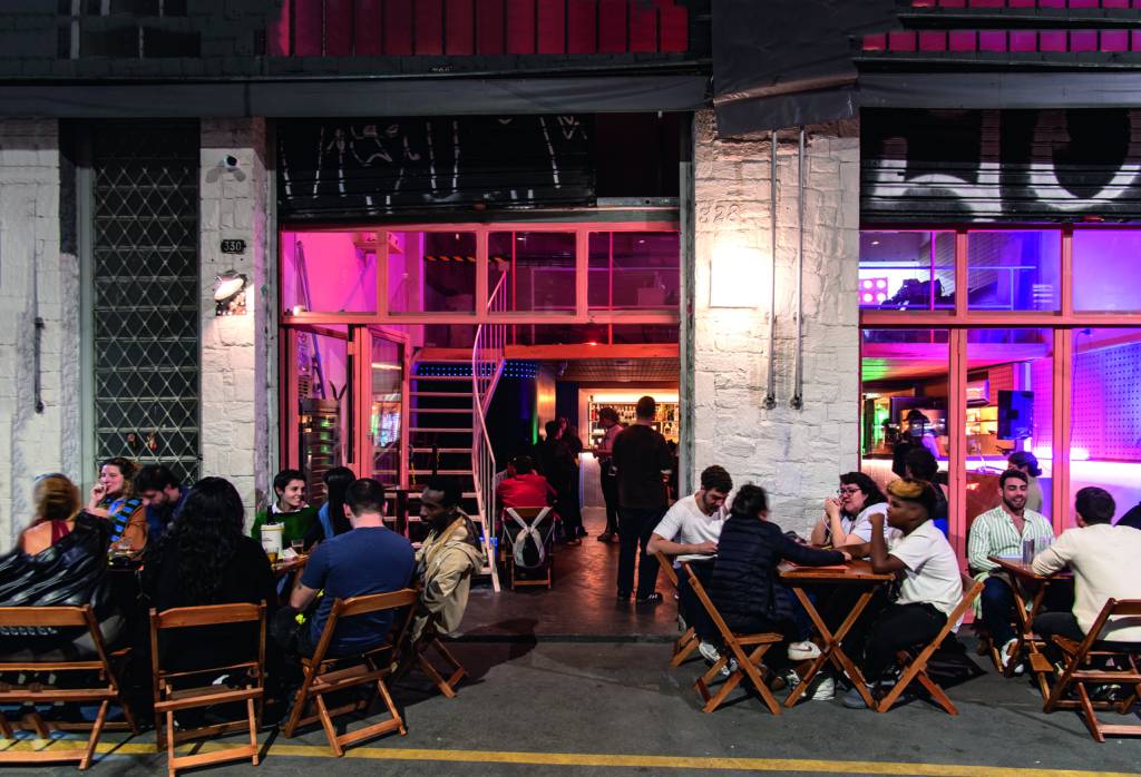 Bar Suei agita noites com música alta e clima descontraído