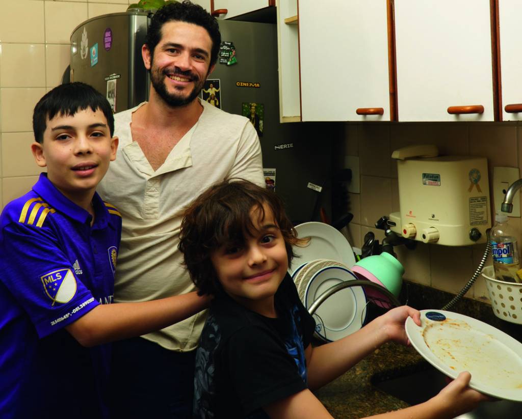 Eles não “ajudam”: Pais que mostram que o cuidado também é tarefa masculina