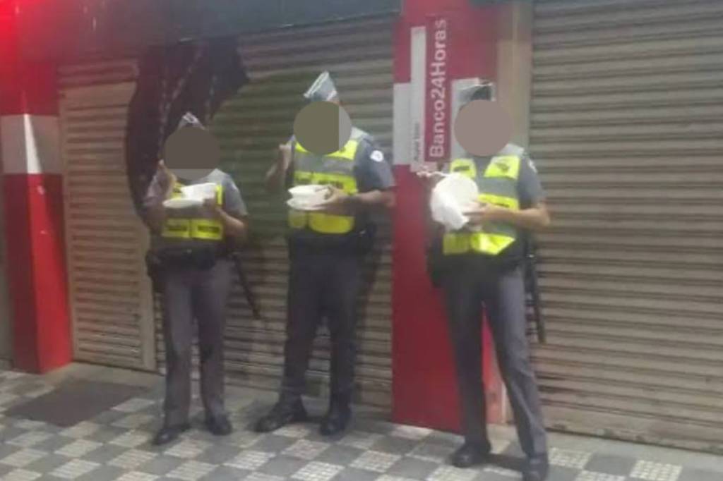 Três PMs foram punidos após serem flagrados comendo marmita em pé