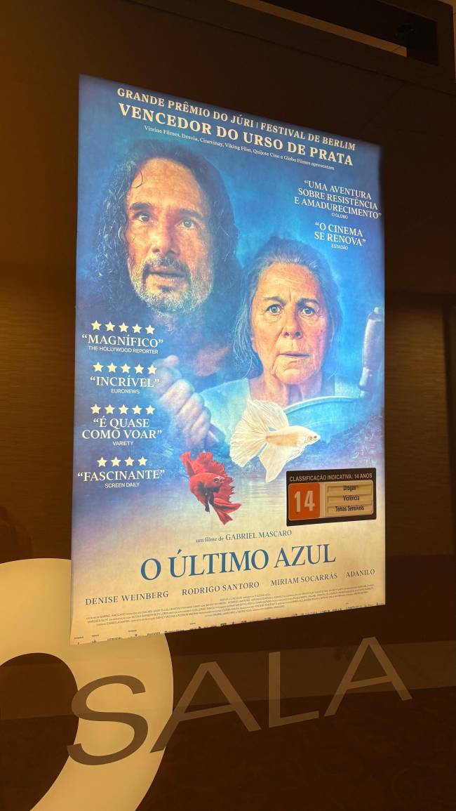 Pôster de ‘O Último Azul’ na entrada da sala Pôster de 'O Último Azul' na entrada da sala