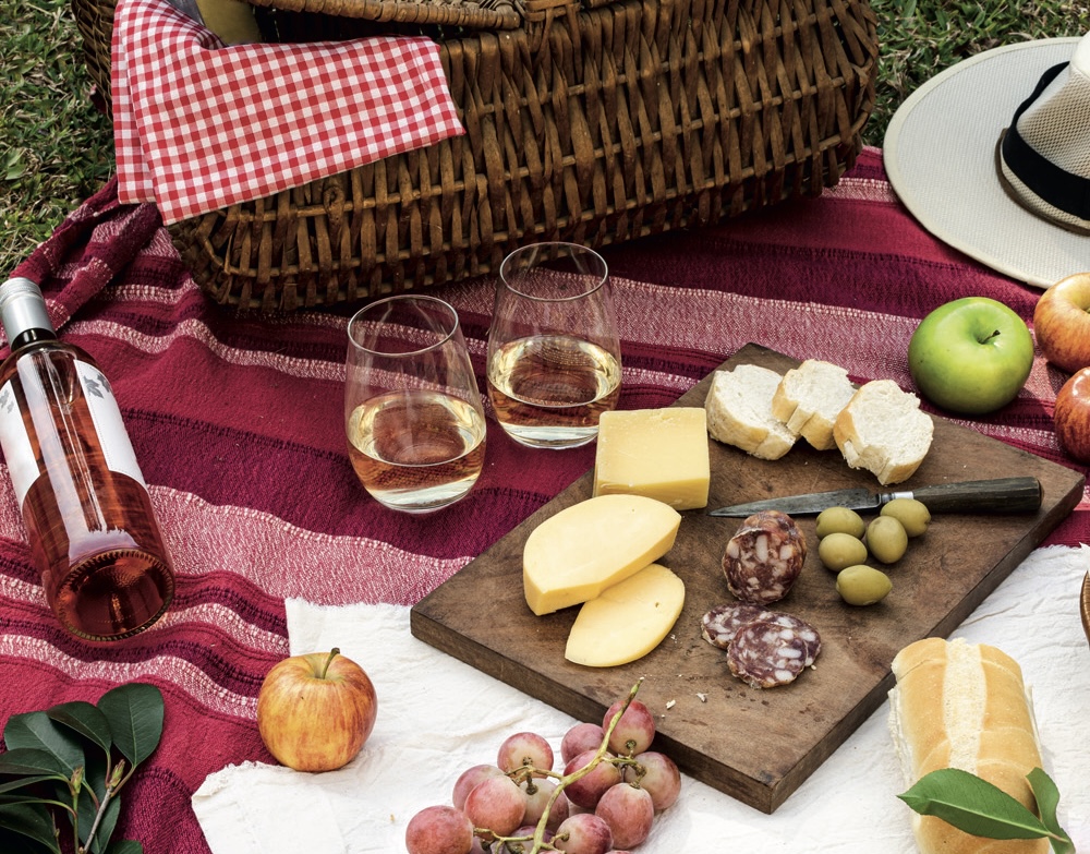 Comer com as mãos também faz parte do ritual de tomar um vinho