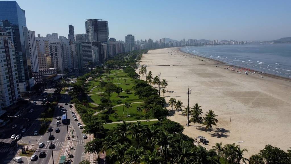 Conheça o maior jardim de praia do mundo, localizado em Santos