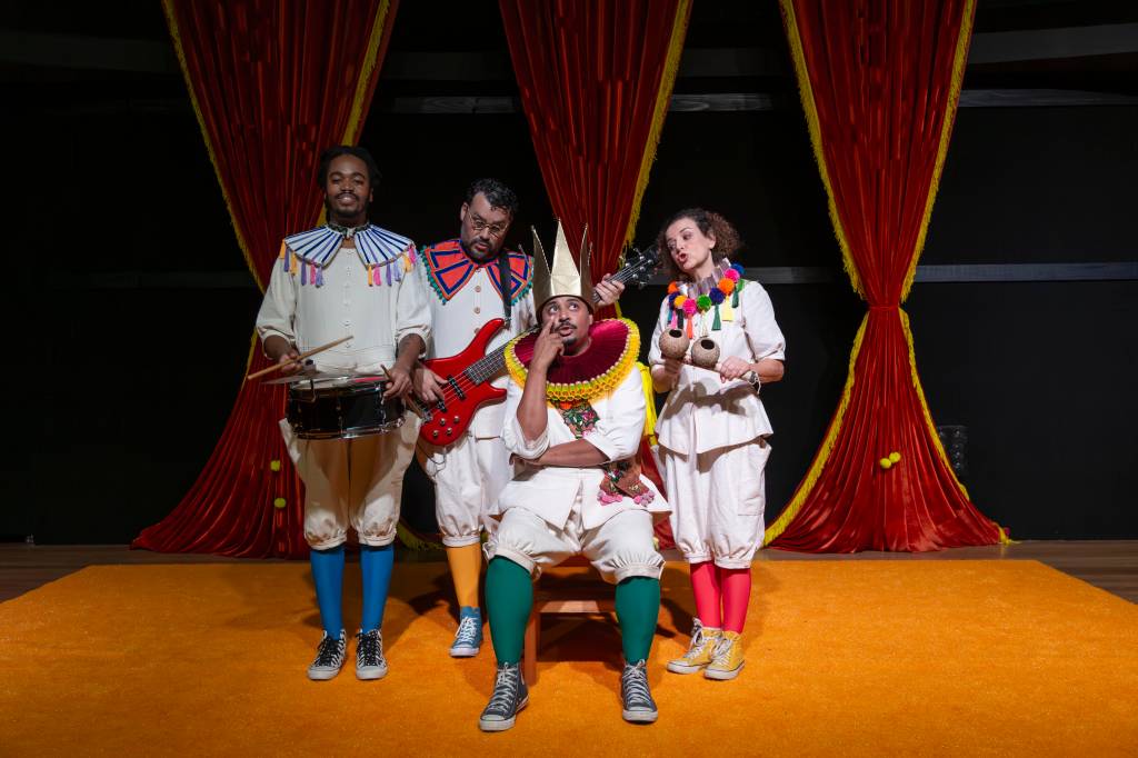 Estreia no Sesc Bom Retiro reflete sobre o poder com humor e música