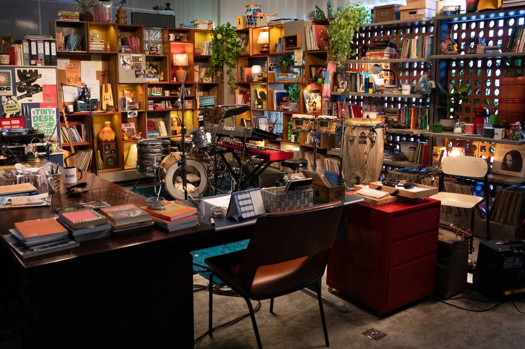 Tiny Desk Brasil Cenário Estreia O cenário do Tiny Desk Brasil: gravação em escritório