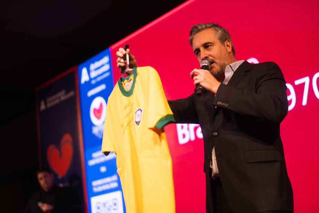 Chuteira de Messi e camisa de Cristiano Ronaldo são leiloadas no Jockey