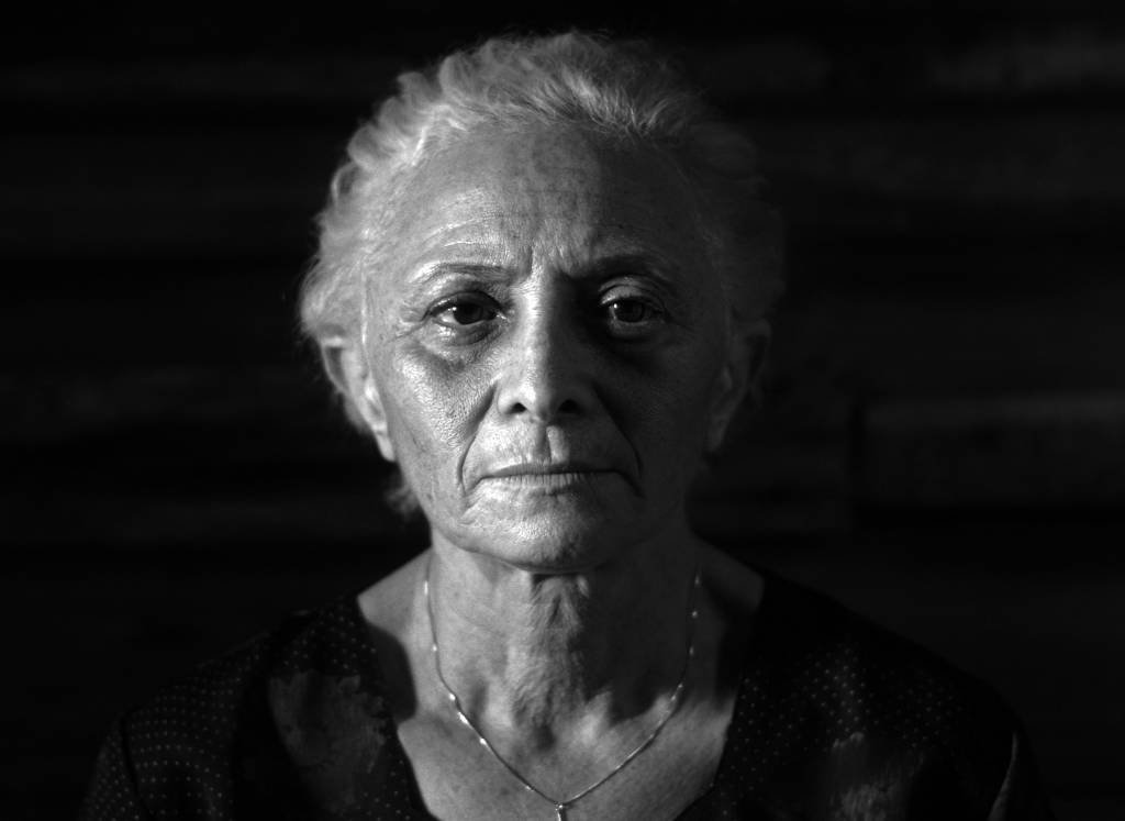 Marcélia Cartaxo brilha no terror premiado ‘A Praia do Fim do Mundo’