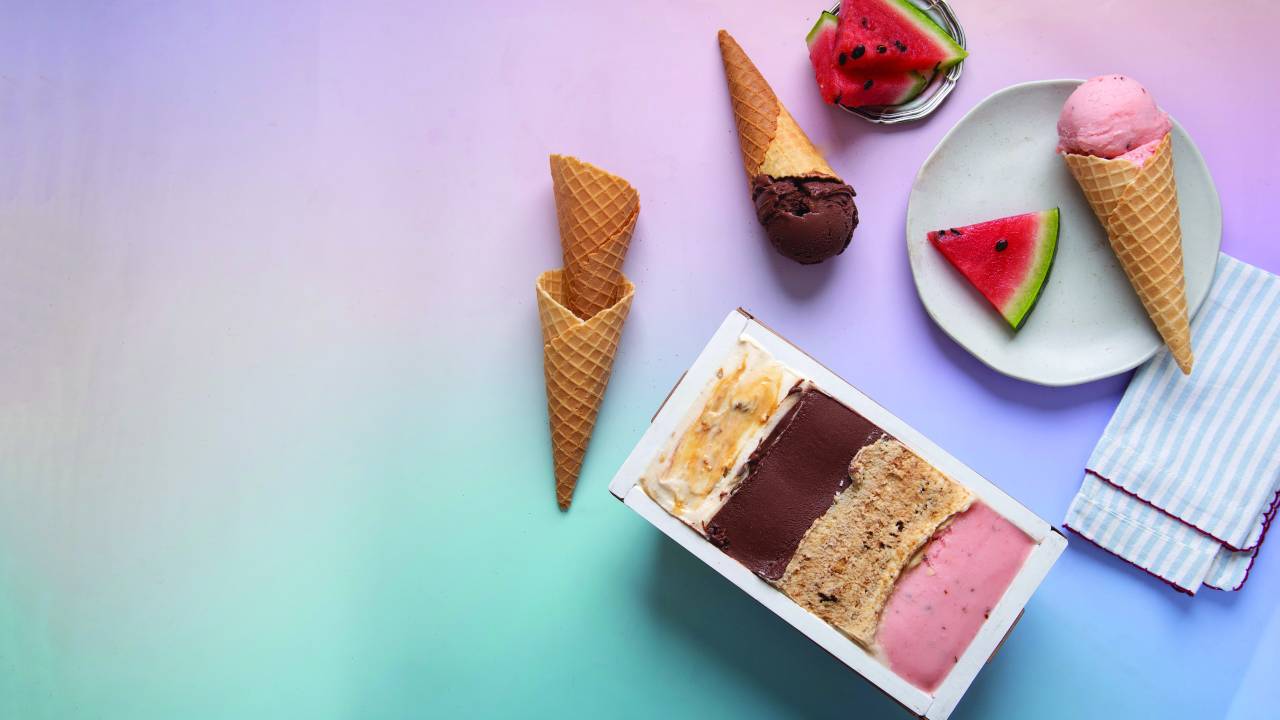 Sabores do sorvete e casquinha ao lado