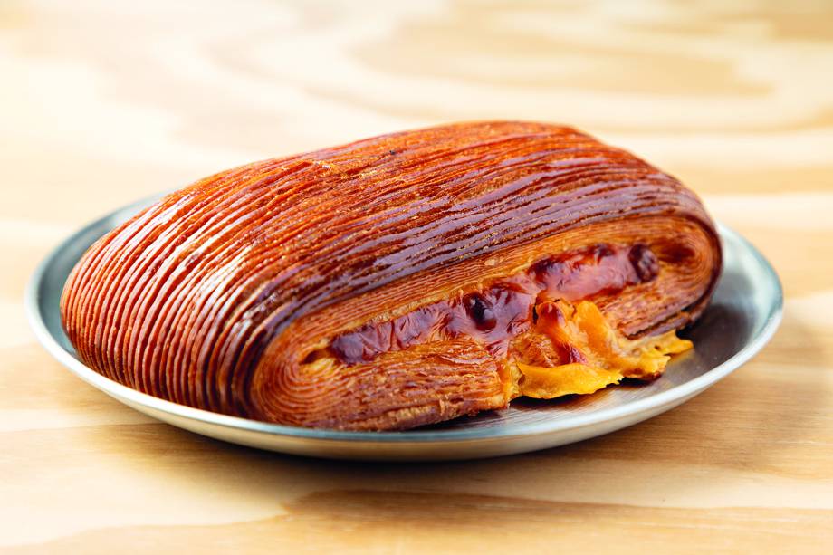 Mirá Padaria Autoral: pain suisse com queijo, bacon e mostarda dijon