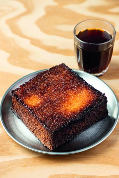 Mirá Padaria Autoral: tostada de missô e mel e café coado