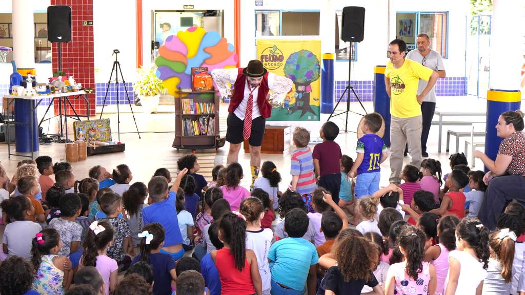 Doação: escolas públicas de SP recebem mais de mil livros do Feijão Letrado