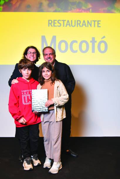 O editor-executivo Arnaldo Lorençato com Adriana Salay, idealizadora do projeto Quebrada Alimentada e esposa de Rodrigo Oliveira, chef do restaurante favorito, Mocotó, com os filhos, Pedro e Alice