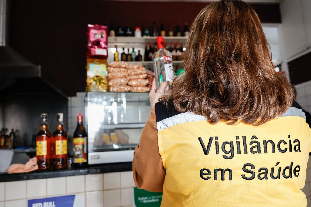 Fiscalizacao-bebida-adulterada-horizontal-1024x683-1 SP tem força-tarefa de fiscalização de bares dos Jardins e Mooca; 117 garrafas foram apreendidas