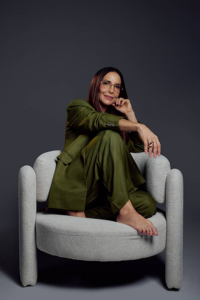 Ivete Sangalo posando para sua coleção de óculos com a Chilli Beans