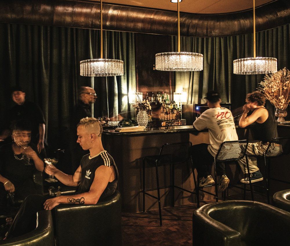 Comer e Beber SP 2025 Sal&atilde;o pequeno e agitado: embalado por DJs